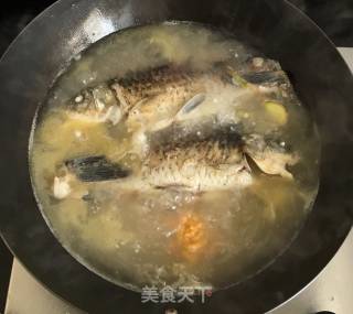 鲫鱼汤的做法步骤：5
