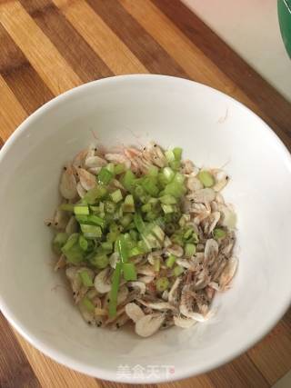 小葱拌虾米皮的做法步骤：4