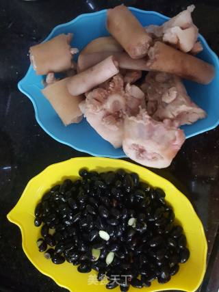 猪尾巴黑豆的做法步骤：1