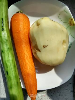 美味的沙拉:土豆胡萝卜苹果黄瓜沙拉的做法步骤：1