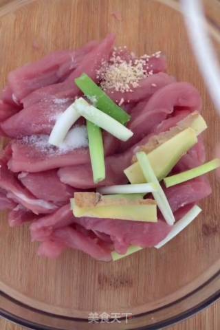 香辣猪肉条的做法步骤：1