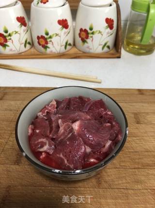 牛肉汤粉的做法步骤：1