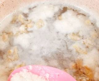 鸡肉丝瓜粥的做法步骤：1