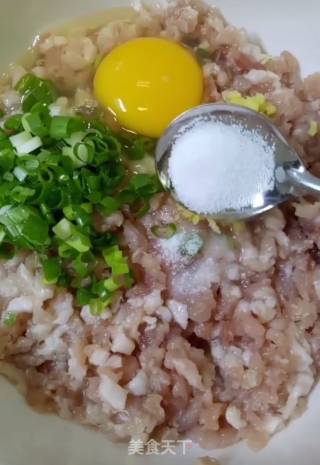 肉馅调制法的做法步骤：1