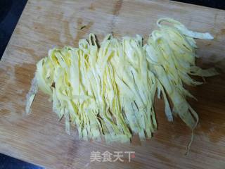 蛋皮拌黄瓜丝的做法步骤：2