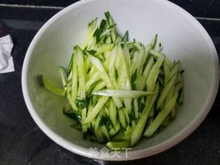 蛋皮拌黄瓜丝的做法步骤：3