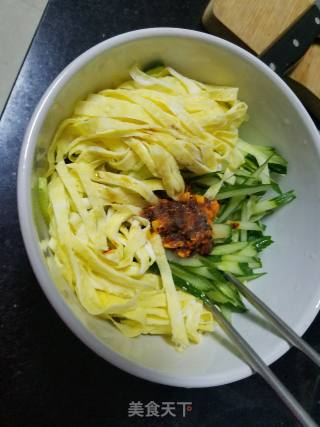 蛋皮拌黄瓜丝的做法步骤：4