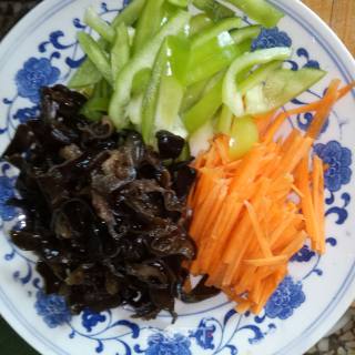 鱼香鸡丝的做法步骤：2