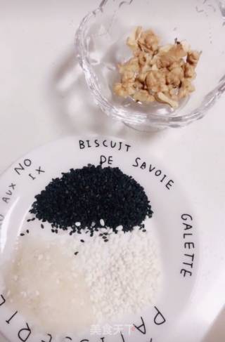 黑芝麻核桃粥的做法步骤：1