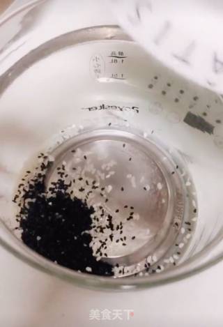 黑芝麻核桃粥的做法步骤：2