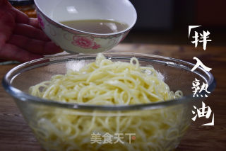 鸡丝凉面的做法步骤：1