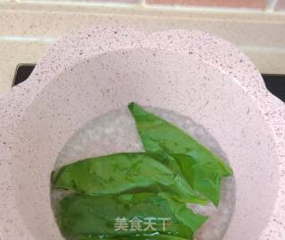 虾仁菠菜面的做法步骤：1
