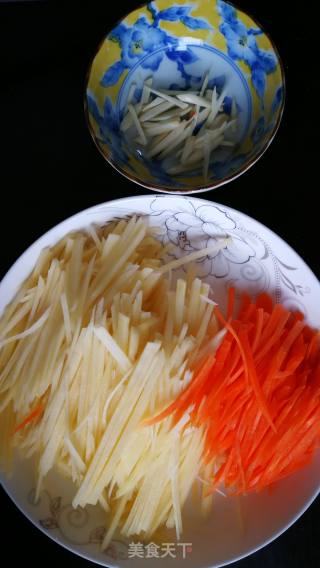 醋溜土豆丝的做法步骤：1
