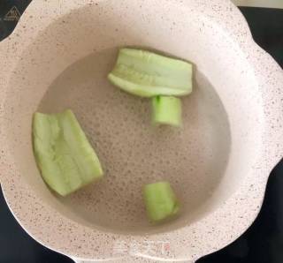 丝瓜鸡蛋饼的做法步骤：1