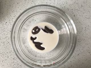 巧克力脆皮雪糕的做法步骤：1