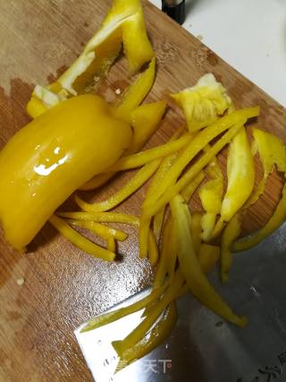 鸡腿肉炒彩椒的做法步骤：3