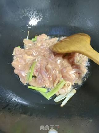 鸡腿肉炒彩椒的做法步骤：5
