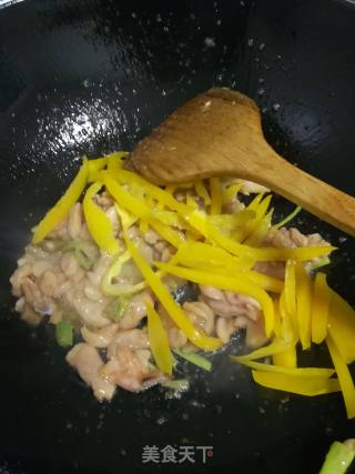 鸡腿肉炒彩椒的做法步骤：6