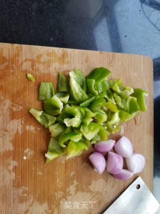 青椒鱿鱼丝的做法步骤：1