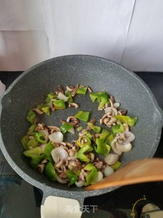 青椒鱿鱼丝的做法步骤：5