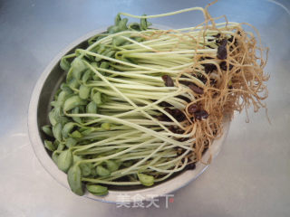 清炒黑豆苗的做法步骤：1