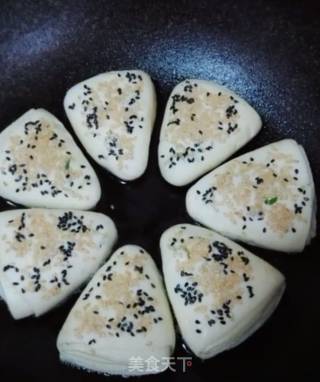椒盐发面葱花饼的做法步骤：9