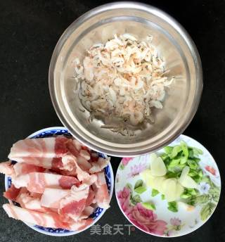 快手小炒菜之五花肉片炒大头菜的做法步骤：2