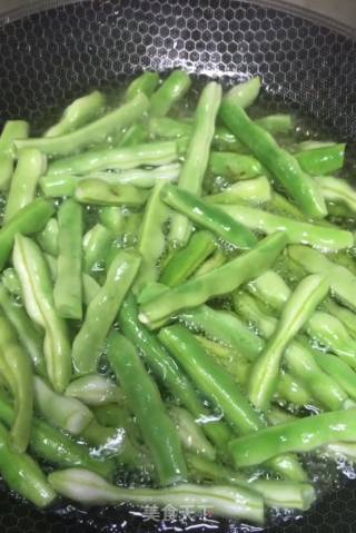 干煸豆角的做法步骤：4