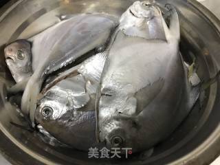 清蒸银鲳鱼的做法步骤：1