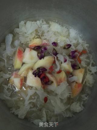 蜜桃玫瑰银耳羹的做法步骤：5