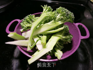 凉拌西兰花的做法步骤：1