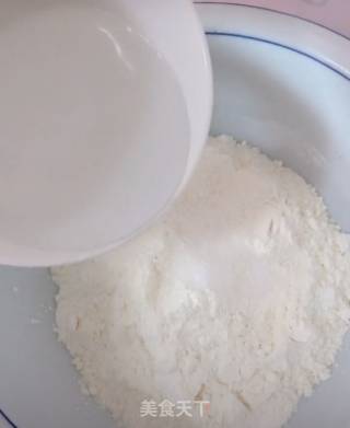 早餐香肠饼的做法步骤：1