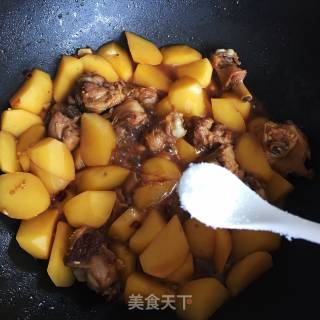 鸭翅焖土豆的做法步骤：12