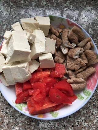简单的肥肠炖豆腐的做法步骤：1