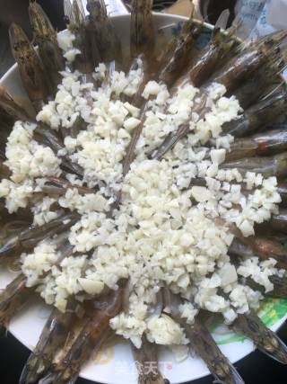 蒜蓉粉丝金针菇大虾的做法步骤：1