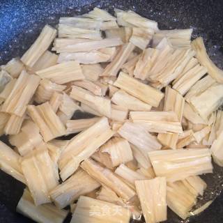 芝麻腐竹拌木耳的做法步骤：2