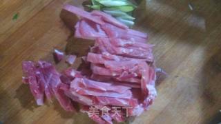 芹菜土豆丝的做法步骤：1