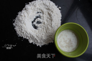 虾仁厚底披萨的做法步骤：1