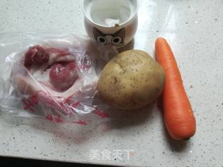 土豆红萝卜烧肉的做法步骤：2