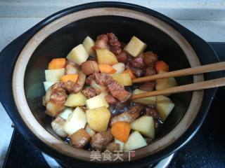 土豆红萝卜烧肉的做法步骤：8