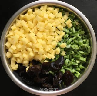土豆芸豆打卤面的做法步骤：1
