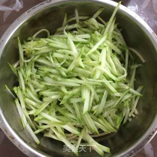 黄瓜拌豆腐丝的做法步骤：3