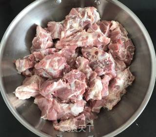 酱猪颈骨的做法步骤：1