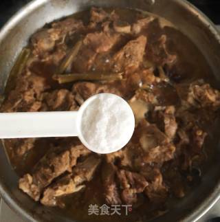 酱猪颈骨的做法步骤：8