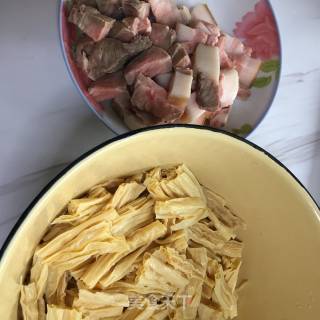 腐竹红烧五花肉的做法步骤：1