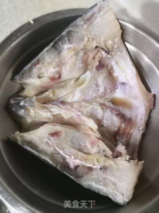 砂锅胖鱼头的做法步骤：2