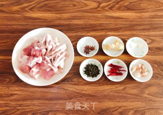 红烧鸡爪带皮猪肉的做法步骤：1
