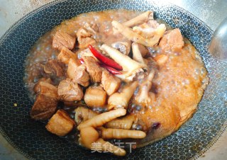 红烧鸡爪带皮猪肉的做法步骤：6