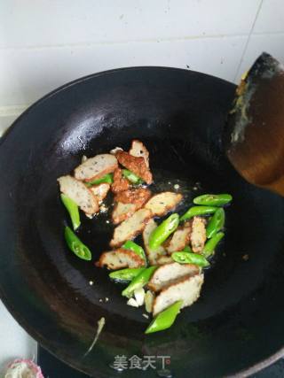 鱼饼炒油麦菜的做法步骤：2