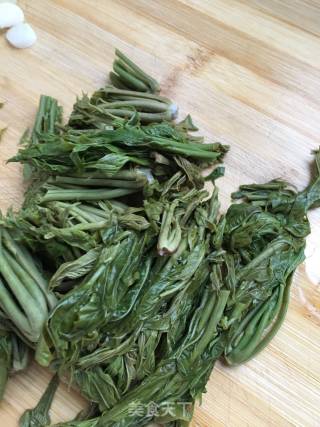 香椿炒鲜虾仁的做法步骤：4